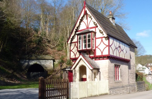 Oakamoor Cottage | THE GATE HOUSE, pet friendly, with a garden in Oakamoor