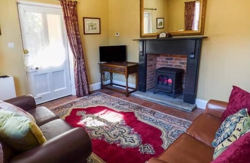 Oakamoor Cottage | THE GATE HOUSE, pet friendly, with a garden in Oakamoor