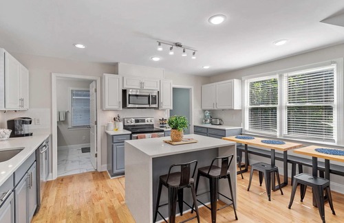 Downtown House | The Gathering House | Sleeps 15 + Games + Parking