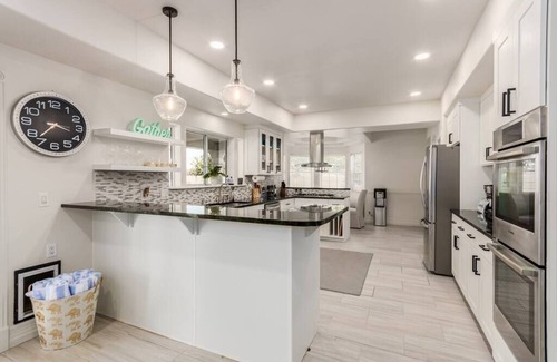 Mesa House | The Gatsby - Sleeps 22 in beds!