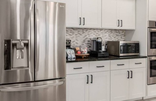 Mesa House | The Gatsby - Sleeps 22 in beds!