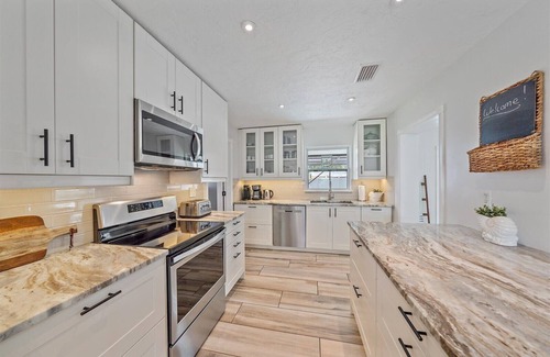 Gulf Gate Estates House | The Gecko House - Family Friendly - 3D Tour Available!