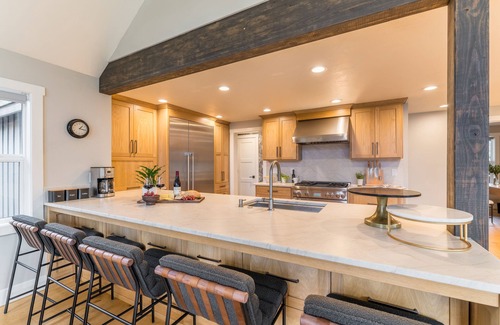 Bend Villa | The Gem Estate by AvantStay | Modern Farmhouse w/Lavender Fields + Hot Tub