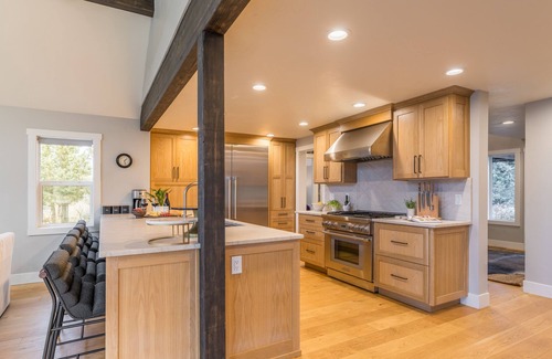Bend Villa | The Gem Estate by AvantStay | Modern Farmhouse w/Lavender Fields + Hot Tub