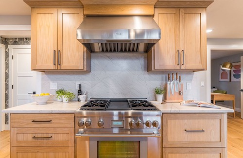Bend Villa | The Gem Estate by AvantStay | Modern Farmhouse w/Lavender Fields + Hot Tub