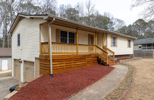 Jonesboro House | The Gem Of Jonesboro. Quiet Neighborhood, close to major Interstate & retailers.