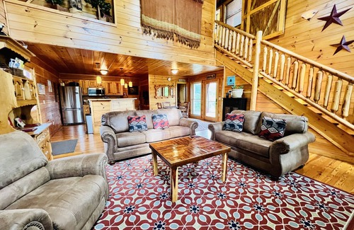 Gatlinburg - Pigeon Forge Cabin | The Getaway at Cavies Cove. Charming cabin with BEAUTIFUL MOUNTAIN VIEW !