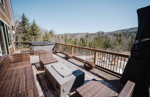 Bethel House | "The GingerBread" 10 min from Sunday River with a Hot Tub to come home to!