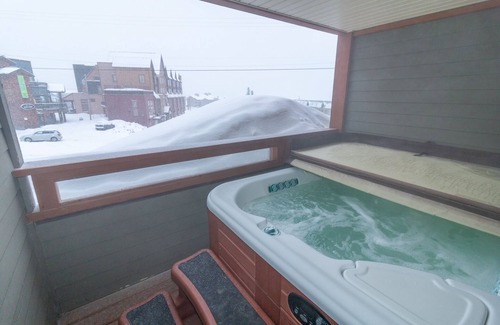 Big White Ski Resort Apartment | The Glade Escape | Ski-in/out Village Location | Private Hot Tub | Gas Fireplace
