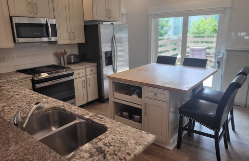 Elberta House | The Glarum House - Gorgeous Dog-Friendly Historic Home in Great Location with Central A/C!