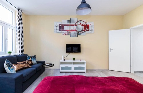 Funfhaus Apartment | The Glowing Ruby | By Radiant Apartments