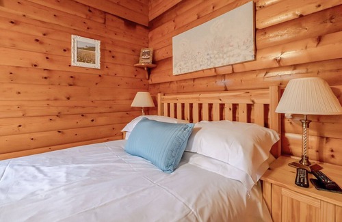 Bronaber House | The gold log cabin is well designed and offers that added bit of luxury for those of you who want a