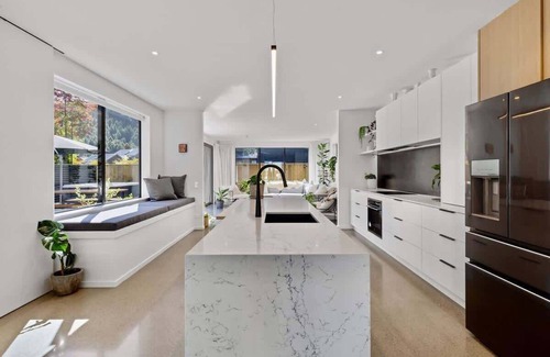 Arrowtown House | The Gold Mine | Spa pool | Outdoor fireplace