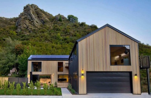 Arrowtown House | The Gold Mine | Spa pool | Outdoor fireplace