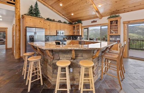 Castle Glen Estates House | The Golden Oak Retreat