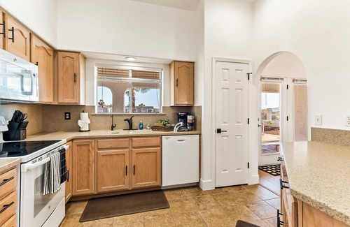 Sunridge Estates House | The Golden Oasis : Pool & Game Room n4BDRM 3BATH 12BED