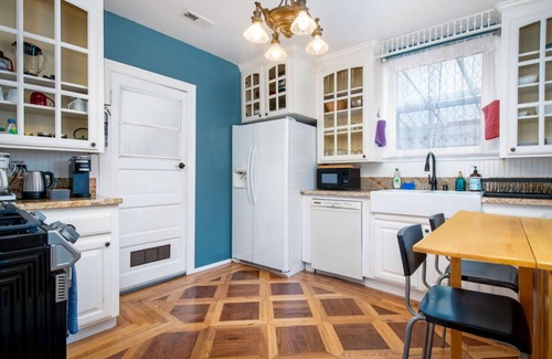 Grass Valley House | The Golden Parlor- Historic Victorian, Hot Tub