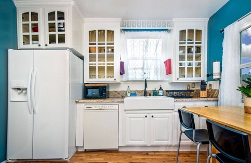 Grass Valley House | The Golden Parlor- Historic Victorian, Hot Tub