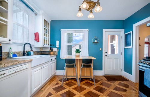 Grass Valley House | The Golden Parlor- Historic Victorian, Hot Tub