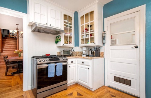 Grass Valley House | The Golden Parlor- Historic Victorian, Hot Tub