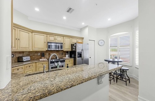 Tropical Cove Condo | The Golden Pineapple at Lexington CC Golf Village