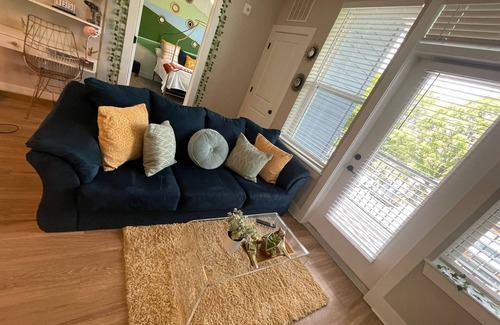 Summerhill Condo | The Golden Retreat | 12pm check out 12 mins from AIRPORT