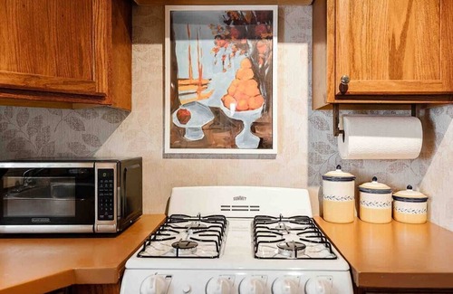 Roselawn Finance Apartment | The Golden Suite: themed getaway!