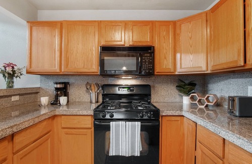 Golden House | The Golden Townhouse. Walk to downtown and trails. Pets Welcome