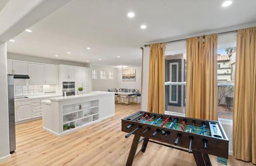 Huntington Beach House | The Goldenwest Ocean view home w jacuzzi AC Bikes newly remodeled