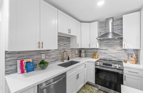 Delray Beach House | The Goodtime House - Heated Pool+Hot Tub Sleeps 10