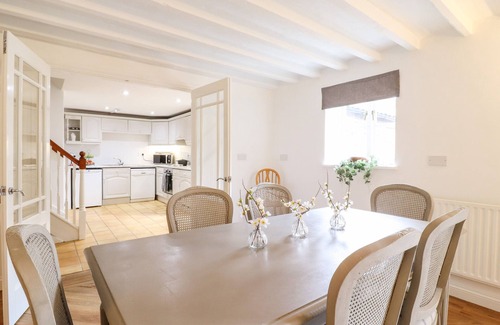 Bedford House | THE GRANARY, family friendly, with a garden in Roxhill Manor Farm
