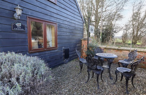 Eaton Mascott Cottage | THE GRANARY, pet friendly, with open fire in Church Stretton