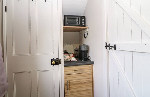 Llanfaethlu Cottage | THE GRANARY (YR YSGUBOR), romantic, with a garden in Llanfaethlu