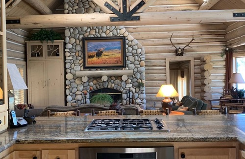 Boulder Bay House | "The Grand" Big Bear Lakefront Log Home. Private Dock. Fire Pit. Hot tub.