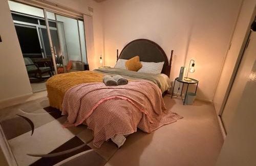 Allawah House | The Grand Book Nook Retro Stay - Luxury King mattress with Flat TV - Private walk in book lounge & Study