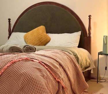 Allawah House | The Grand Book Nook Retro Stay - Luxury King mattress with Flat TV - Private walk in book lounge & Study