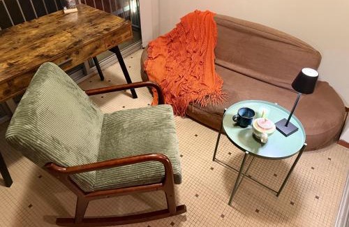 Allawah House | The Grand Book Nook Retro Stay - Luxury King mattress with Flat TV - Private walk in book lounge & Study