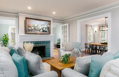 South Bend House | The Grand Dame Luxury Family Home for 10 or more