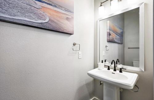 Fort Worth Apartment | The Grand Urban Haven, 2 Bedroom, Pool, Gym, Parking