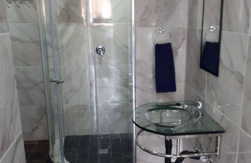 Ekurhuleni Apartment | The Grande Room is 15 minutes from OR Tambo Airport. Walk to all amenities