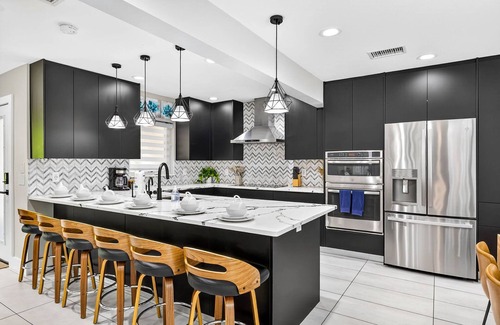 Temple Terrace House | The Grandview | A Luxe Family Retreat w/Pool