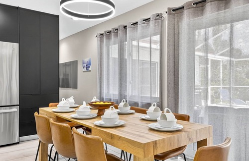 Temple Terrace House | The Grandview | A Luxe Family Retreat w/Pool