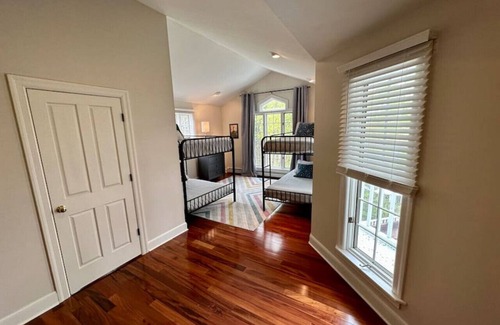 North East House | "The Grape Escape"-Stylish Retreat Wine Country PA