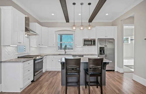 Arsenal Hill House | The Graveyard |4BR 3BA|Downtown