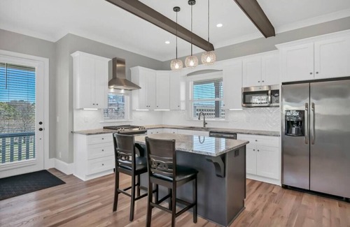 Arsenal Hill House | The Graveyard |4BR 3BA|Downtown