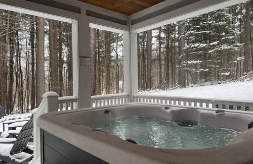 Niobe House | The Gray Owl - A Modern Cottage for 8 with Hot tub