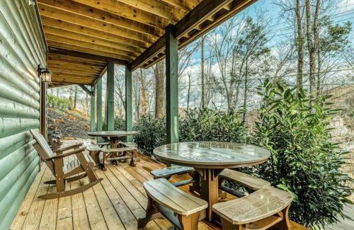 Gatlinburg House | The Great Dogwood Manor by Stony Brook Cabins