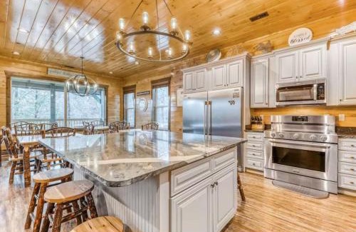 Gatlinburg House | The Great Dogwood Manor by Stony Brook Cabins