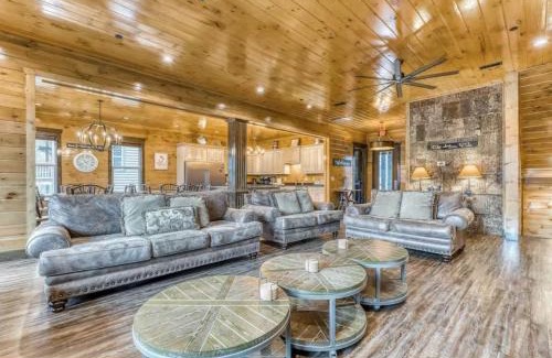 Gatlinburg House | The Great Dogwood Manor by Stony Brook Cabins