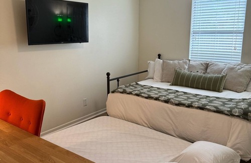 College Station House | The Green House - Cozy 2 bedroom 5 minutes to Texas A&M University!
